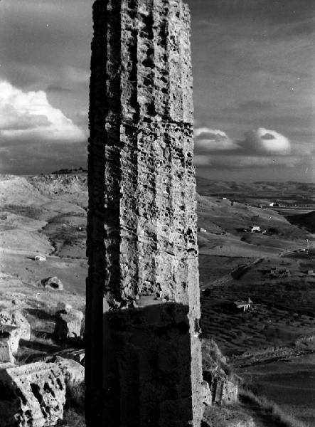 Italia del Sud. Sicilia - Valle dei Templi - tempio di Giunone - colonna