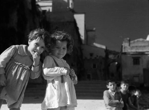 Italia del Sud. Monreale - ritratto di coppia - bambine