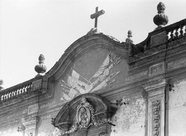 Italia del Sud. Monreale - timpano scolpito