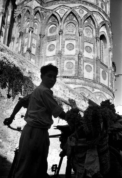 Italia del Sud. Monreale - venditore ambulante di frutta