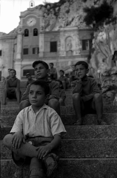 Italia del Sud. Palermo - santuario di Santa Rosalia - bambini seduti sulla scalinata