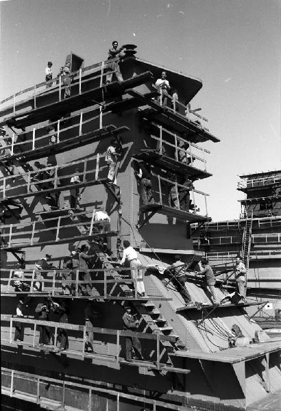 Italia del Sud. Sicilia - cantiere edile - operai