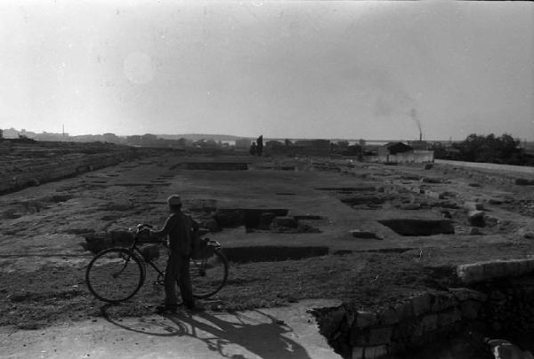 Italia del Sud. Siracusa - area archeologica - uomo in bicicletta