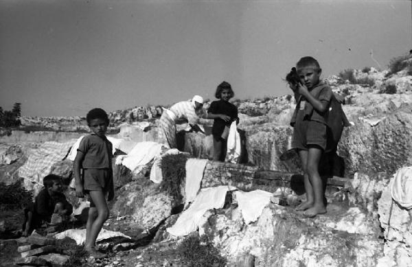 Italia del Sud. Siracusa - teatro greco - ritratto di gruppo - bambini tra le vestigia