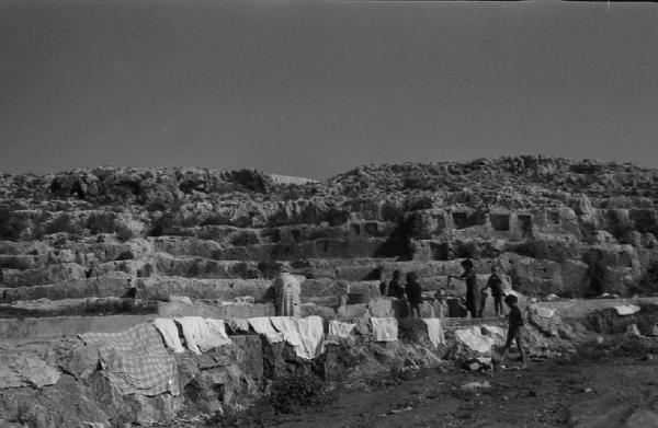 Italia del Sud. Siracusa - teatro greco - bambini tra le vestigia