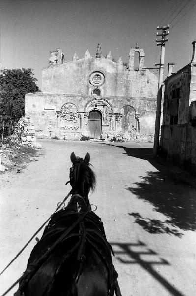 Italia del Sud. Siracusa - chiesa di San Giovanni Evangelista - cavallo da traino