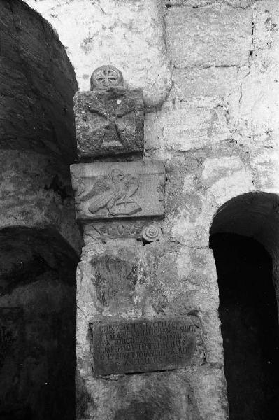 Italia del Sud. Siracusa - chiesa di San Giovanni Evangelista - pilastro con capitello scolpito