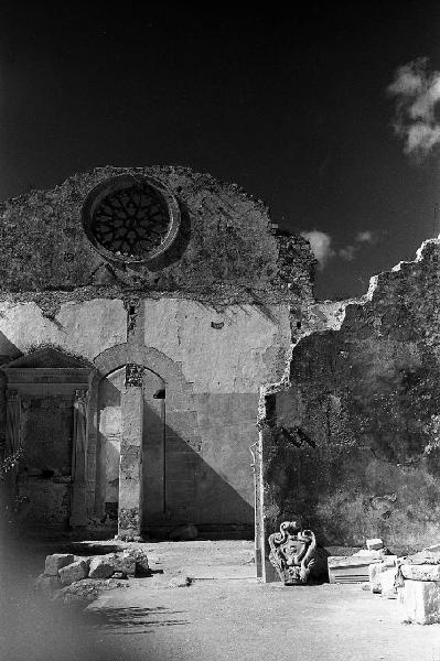 Italia del Sud. Siracusa - chiesa di San Giovanni Evangelista - rovine della navata