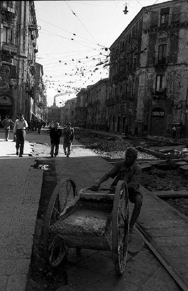 Italia del Sud. Catania - via Etnea - carretto