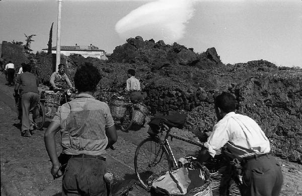 Italia del Sud. trasporti in bicicletta tra la lava solidificata