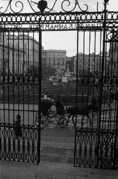 Italia del Sud. Catania - piazza vista attraverso una cancellata