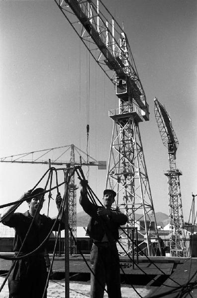 Italia del Sud. Sicilia - cantiere navale - ritratto di coppia - operai