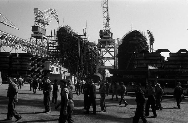 Italia del Sud. Sicilia - cantiere navale - operai