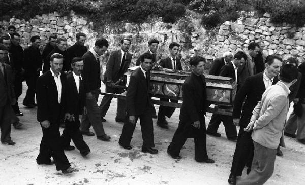 Italia del Sud. Sicilia - funerale - trasporto del feretro