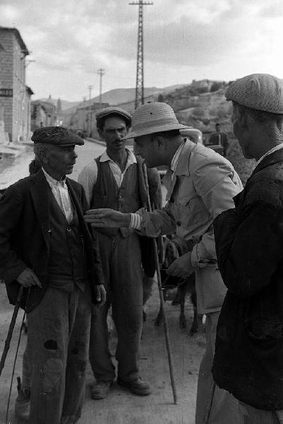 Italia del Sud. Sicilia - centro abitato - uomini