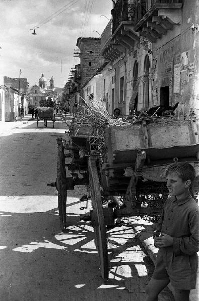 Italia del Sud. Sicilia - Comiso - scorcio urbano - carro carico di fieno