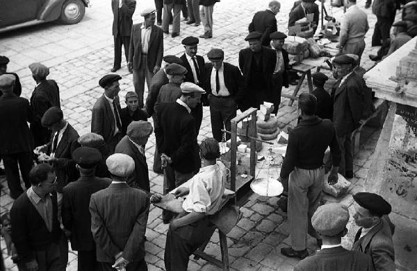 Italia del Sud. Sicilia - Comiso - venditori ambulanti di formaggio