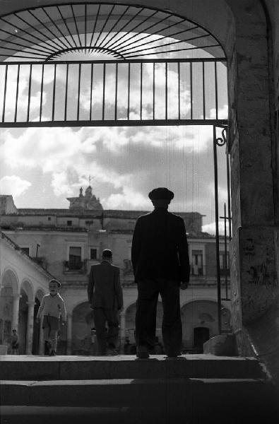 Italia del Sud. Sicilia - Comiso - chiostro di San Francesco - uomini