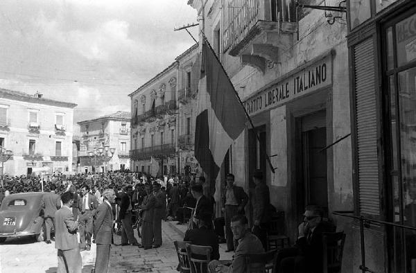 Italia del Sud. Sicilia - Comiso - folla in piazza davanti alla sede del Partito Liberale Italiano