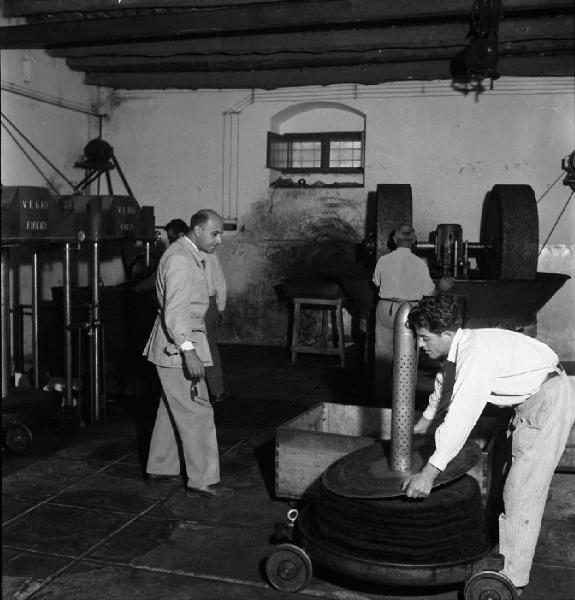 Italia del Sud. Sicilia - interno di un'officina