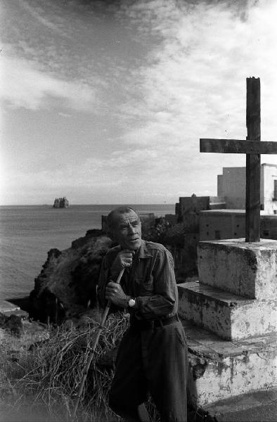 Italia del Sud. Sicilia - Isole Eolie - isola di Stromboli - isolano - uomo - croce votiva