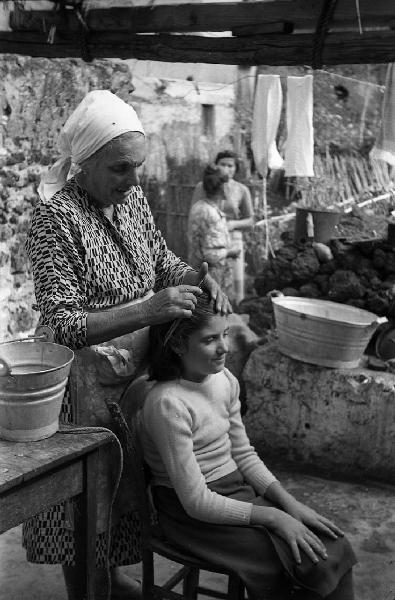 Italia del Sud. Sicilia - Isole Eolie - isola di Stromboli - isolane - donne - lavaggio dei capelli all'aperto
