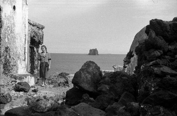 Italia del Sud. Sicilia - Isole Eolie - isola di Stromboli - ritratto femminile - isolana - ragazza presso la soglia di casa - neck di Strombolicchio