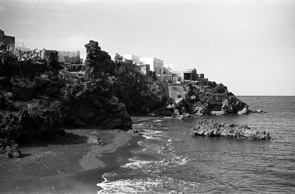 Italia del Sud. Sicilia - Isole Eolie - isola di Stromboli - borgo di San Vincenzo - case arroccate sugli scogli