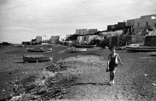 Italia del Sud. Sicilia - Isole Eolie - isola di Stromboli - borgo di San Vincenzo - spiaggia - ritratto femminile - bambina