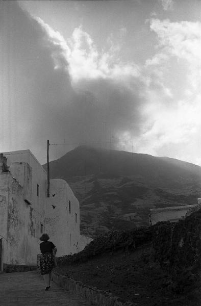 Italia del Sud. Sicilia - Isole Eolie - isola di Stromboli - borgo di San Vincenzo - donna di spalle