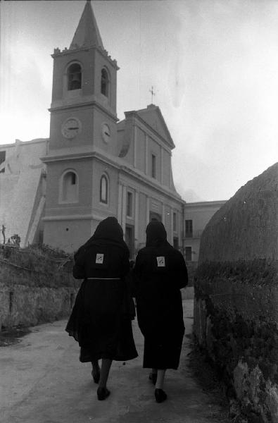 Italia del Sud. Sicilia - Isole Eolie - isola di Stromboli - borgo di San Vincenzo - donne di spalle - chiesa di San Vincenzo - facciata