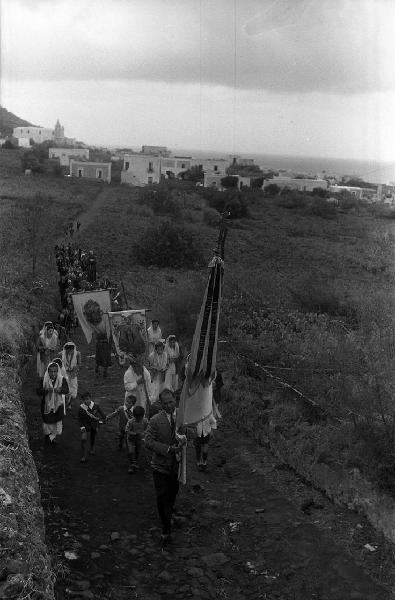 Italia del Sud. Sicilia - Isole Eolie - isola di Stromboli - borgo di San Vincenzo - processione verso le pendici del vulcano