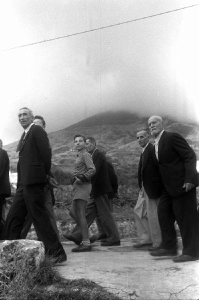 Italia del Sud. Sicilia - Isole Eolie - isola di Stromboli - borgo di San Vincenzo - processione verso le pendici del vulcano - uomini