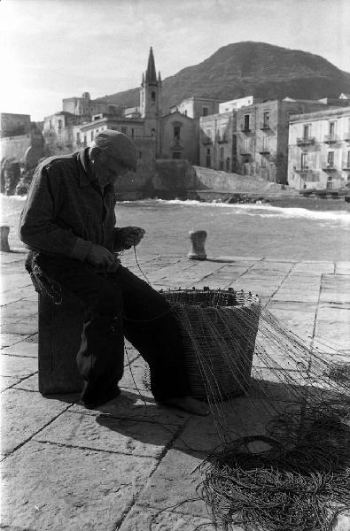 Italia del Sud. Sicilia - Isole Eolie - isola di Stromboli - borgo San Vincenzo - pescatore sistema le reti