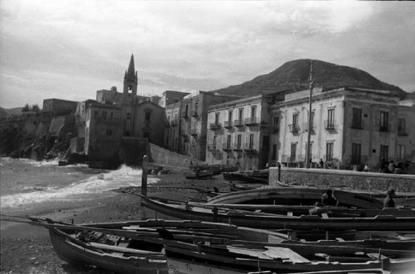 Italia del Sud. Sicilia - Isole Eolie - isola di Lipari - spiaggia - barche da pesca tirate in secca