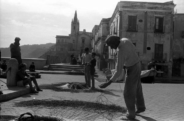 Italia del Sud. Sicilia - Isole Eolie - isola di Lipari - rimessaggio delle reti - pescatori