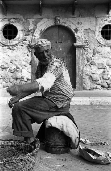 Italia del Sud. Sicilia - Isole Eolie - isola di Lipari - ritratto maschile - pescatore sistema le reti