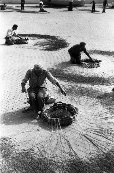 Italia del Sud. Sicilia - Isole Eolie - isola di Lipari - rimessaggio delle reti - pescatori