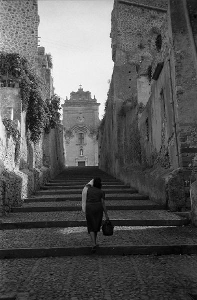 Italia del Sud. Sicilia - Isole Eolie - isola di Lipari - scalinata che conduce alla cattedrale - donna di spalle