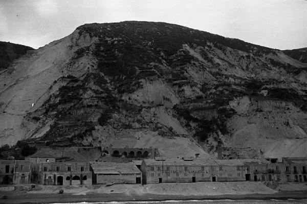 Italia del Sud. Sicilia - Isole Eolie - isola di Lipari - cave di pomice - fabbrica "Gaetano Saltalamacchia" in disuso