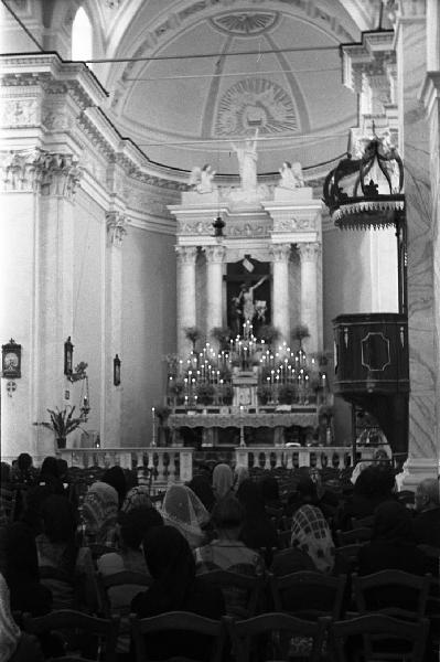 Italia del Sud. Sicilia - Isole Eolie - isola di Stromboli - San Vincenzo - interno della chiesa - funzione religiosa