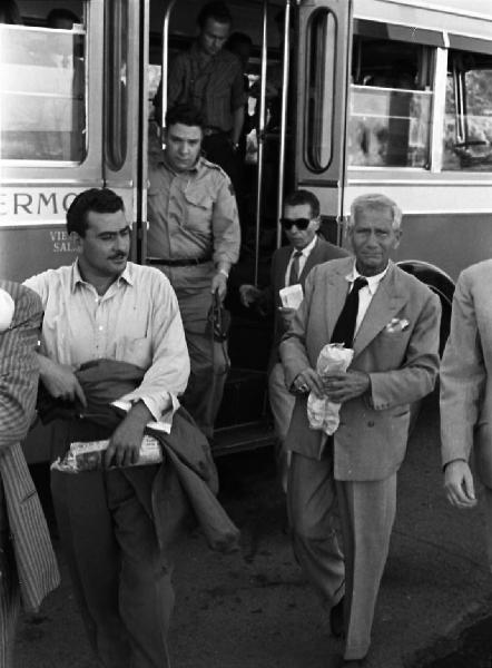 Italia del Sud. Palermo - passeggeri scendono dal tram