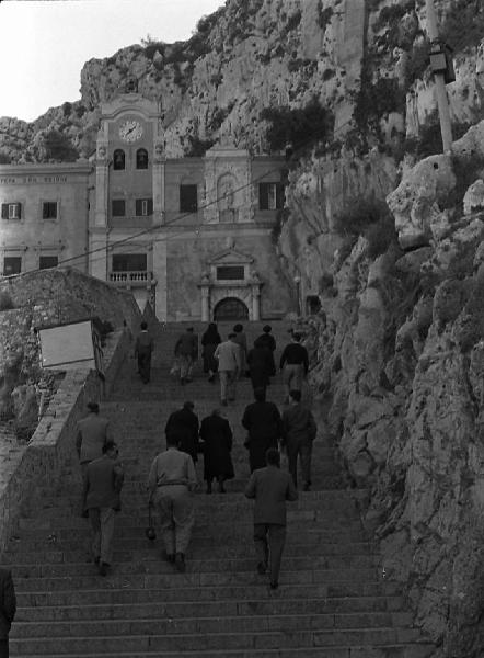 Italia del Sud. Palermo - santuario di Santa Rosalia - scalinata - devoti