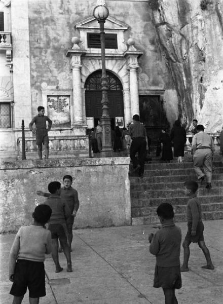 Italia del Sud. Palermo - santuario di Santa Rosalia - scalinata - bambini