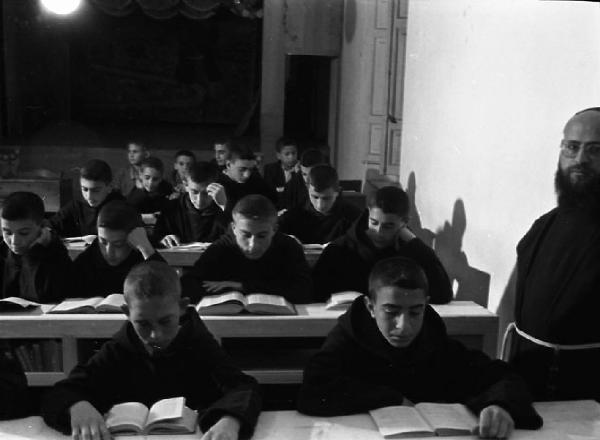 Italia del Sud. Cefalù - santuario di Maria Santissima di Gibilmanna - frati francescani cappuccini - novizi ai banchi di studio