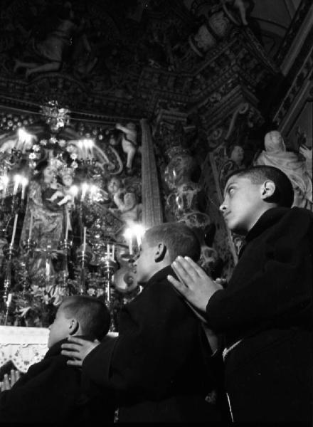 Italia del Sud. Cefalù - santuario di Maria Santissima di Gibilmanna - frati francescani cappuccini - giovani novizi in preghiera