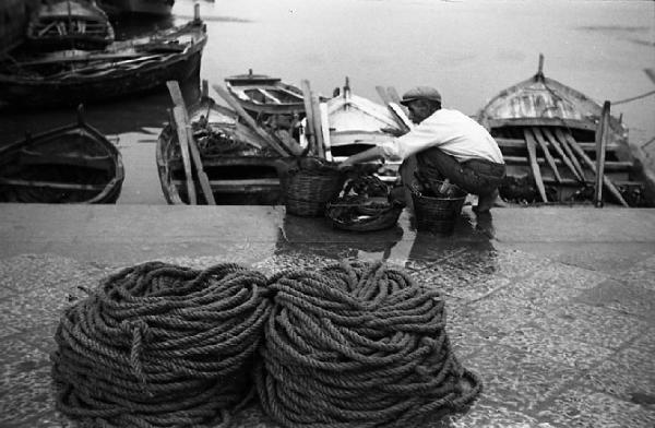 Italia del Sud. Palermo - molo - pescatore - cordame