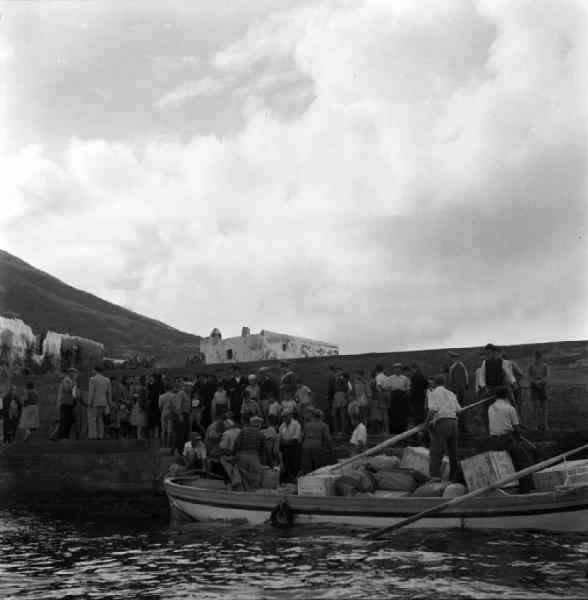 Italia del Sud. Sicilia - Isole Eolie - isola di Stromboli - Ginostra - porticciolo (Pirtuso) - imbarcazione a remi - persone