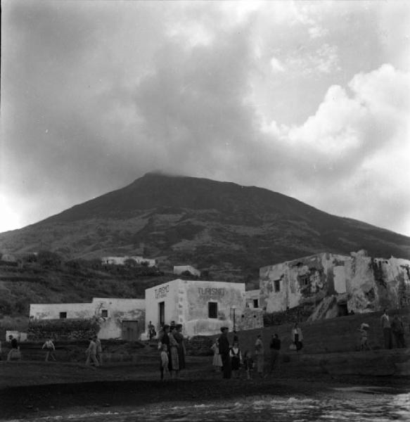 Italia del Sud. Sicilia - Isole Eolie - isola di Stromboli - San Vincenzo - case