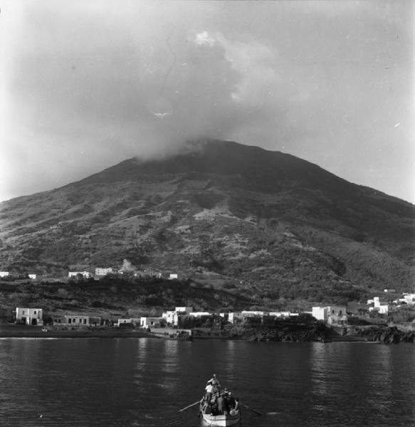 Italia del Sud. Sicilia - Isole Eolie - isola di Stromboli - San Vincenzo - veduta - il vulcano